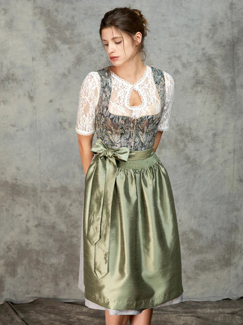 Krása sametu dirndl v červené, modré a tmavě zelené